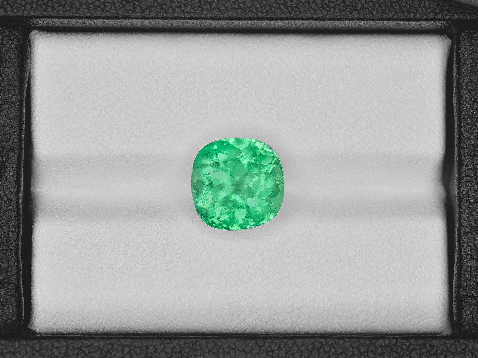 8801344-cushion-lively-green-grs-colombia-natural-emerald-4.92-ct