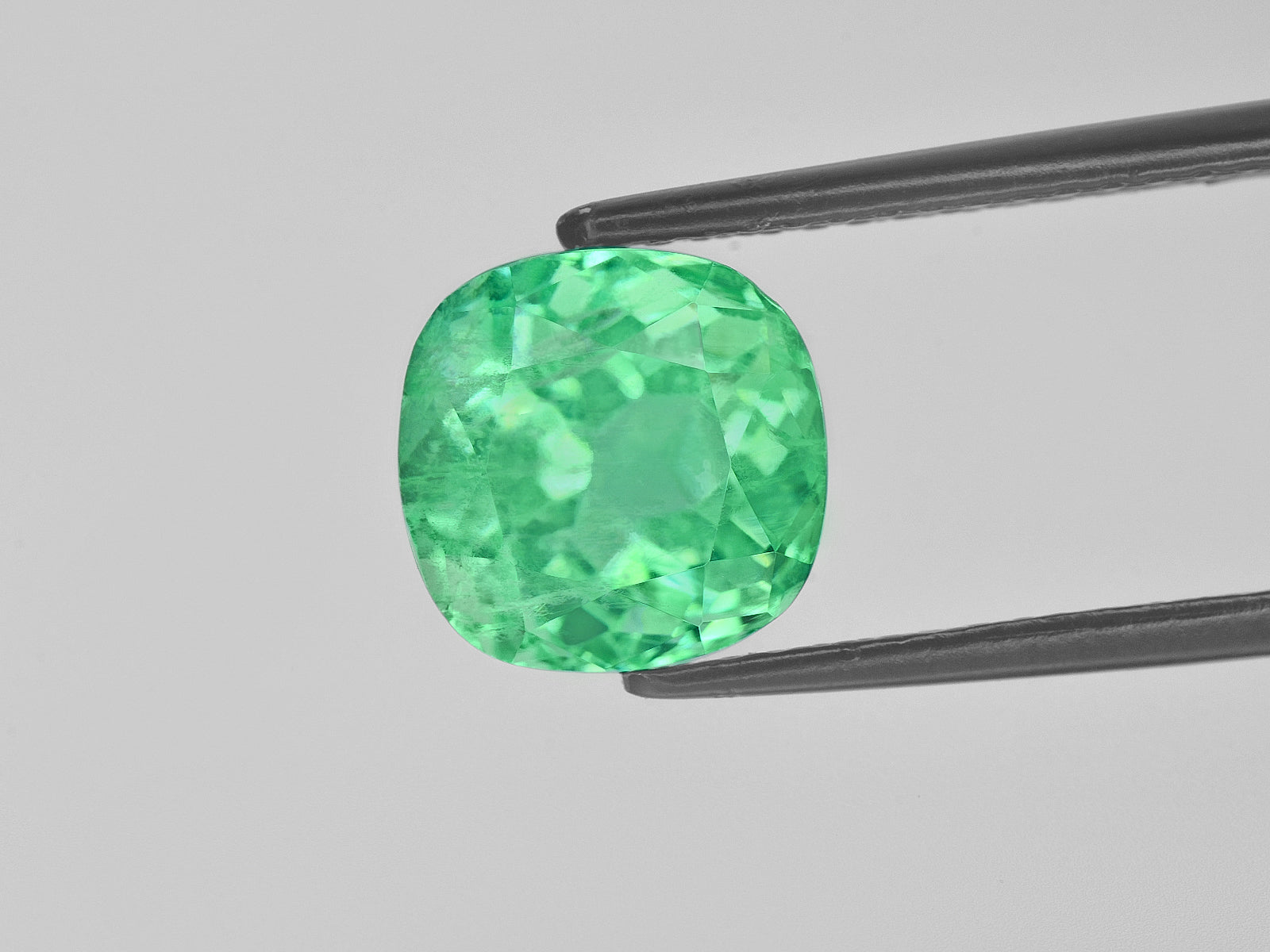 8801344-cushion-lively-green-grs-colombia-natural-emerald-4.92-ct