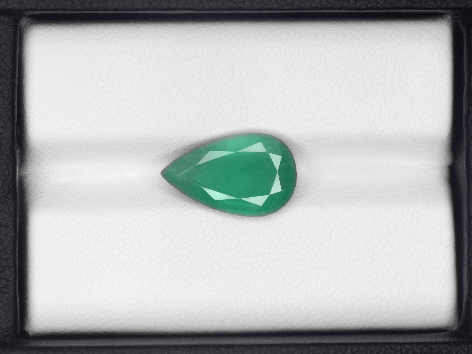 8800556-pear-velvety-green-igi-zambia-natural-emerald-3.47-ct