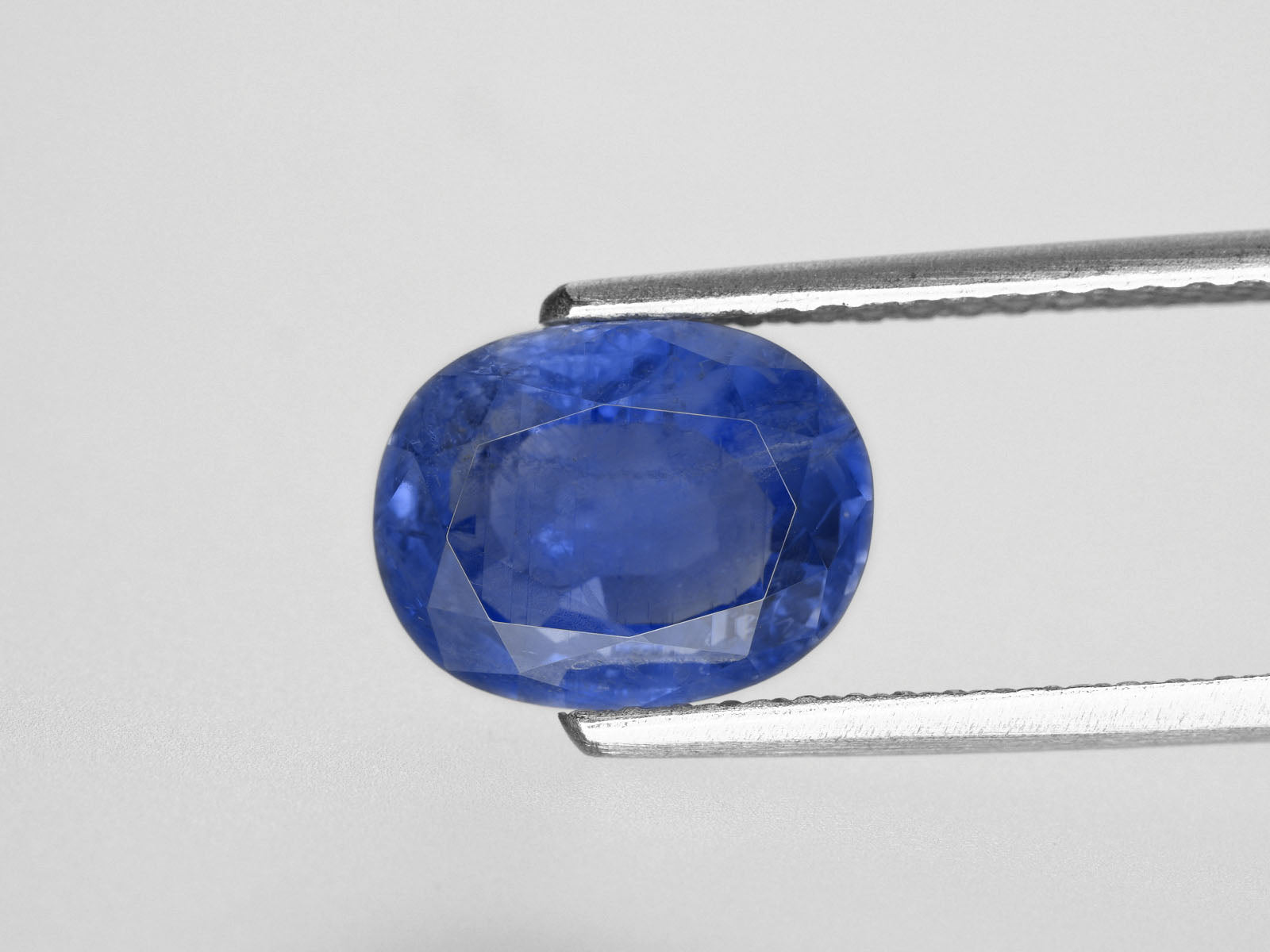 8800488-oval-rich-velvety-cornflower-blue-igi-burma-natural-blue-sapphire-6.06-ct