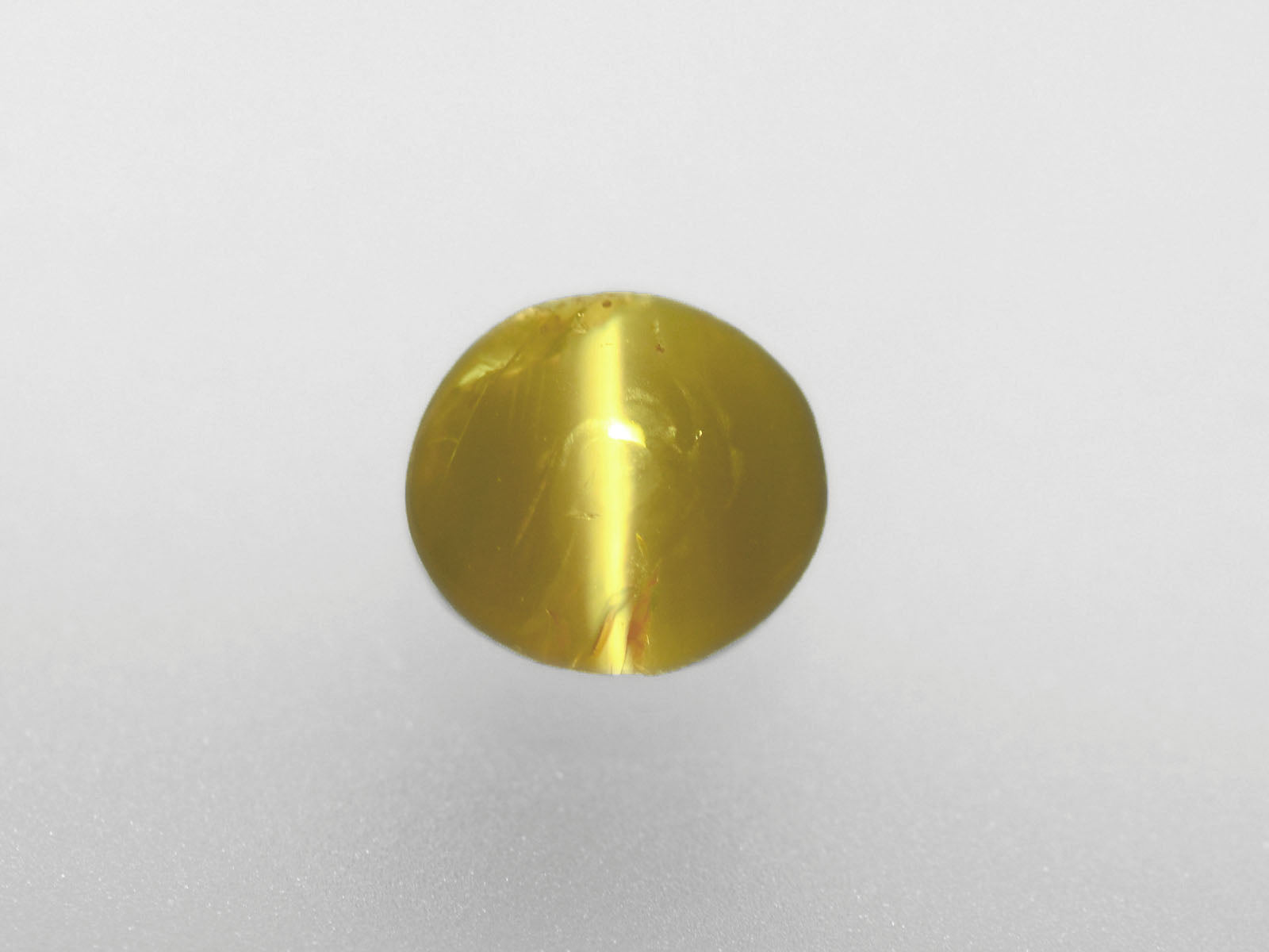 8800310-cabochon-intense-green-changing-to-greenish-brown-igi-india-natural-alexandrite-cat's-eye-3.15-ct