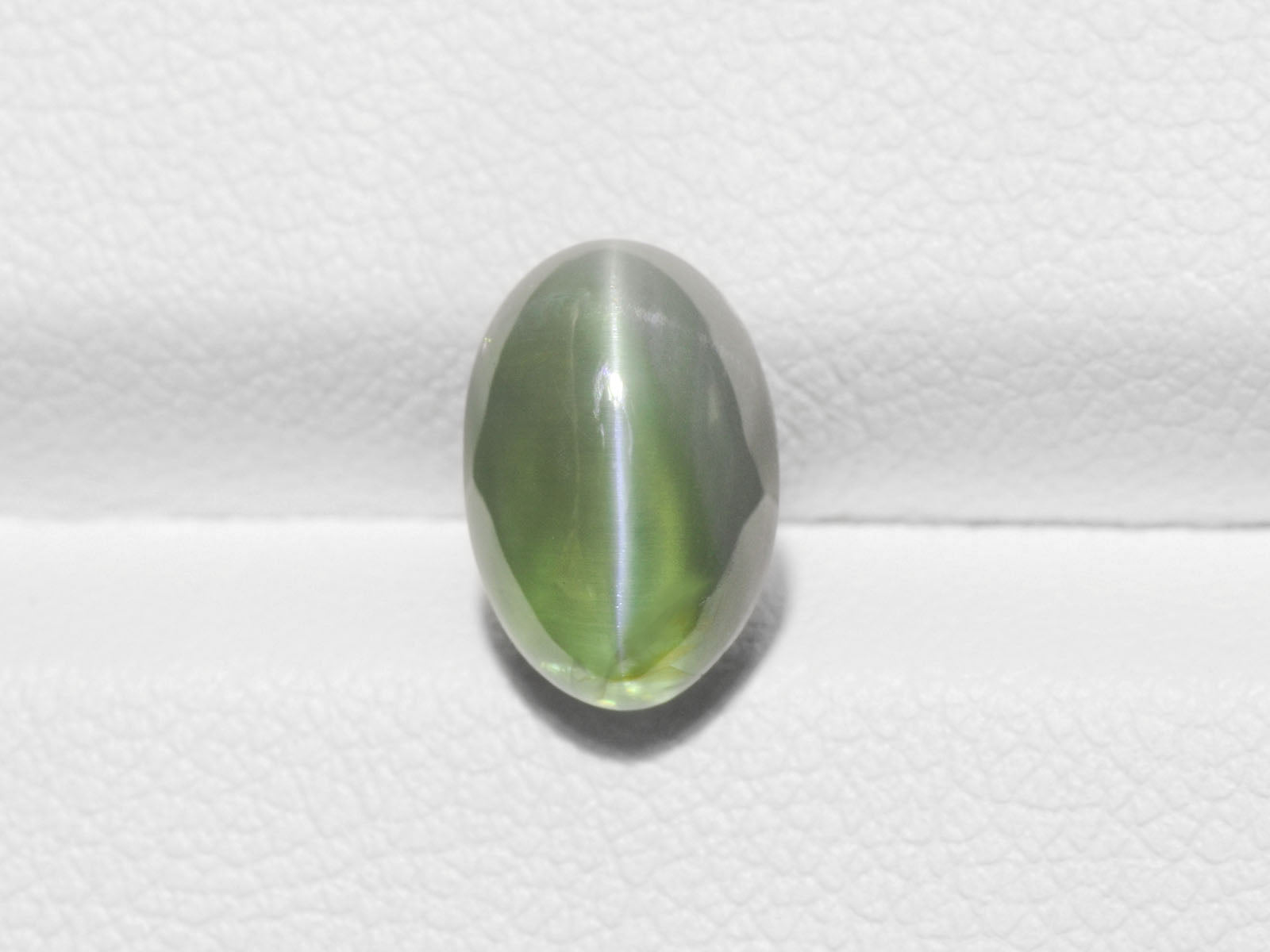 8800311-cabochon-lively-intense-green-changing-to-reddish-brown-igi-india-natural-alexandrite-cat's-eye-3.42-ct