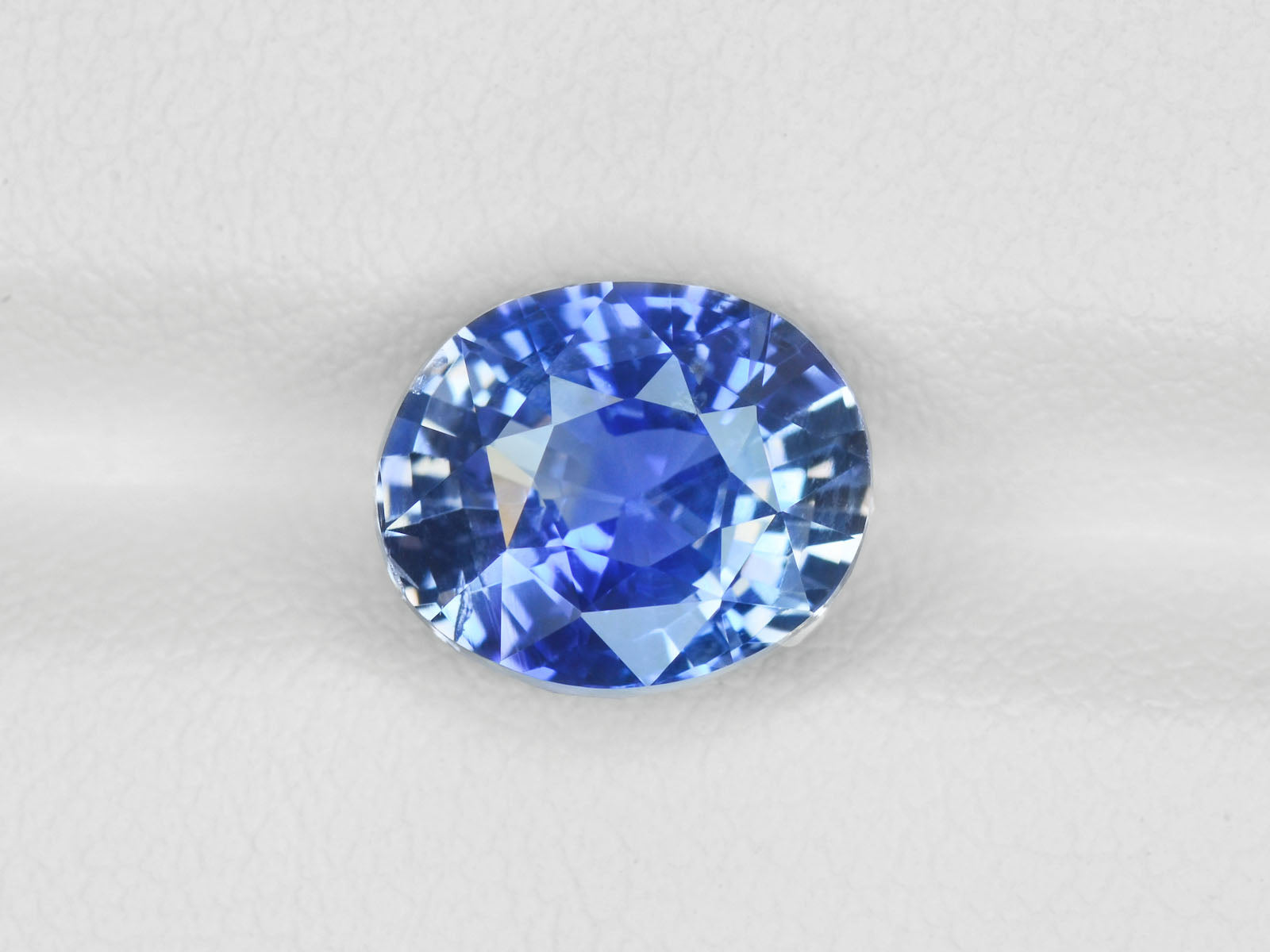 8800257-oval-lustrous-blue-igi-sri-lanka-natural-blue-sapphire-4.05-ct