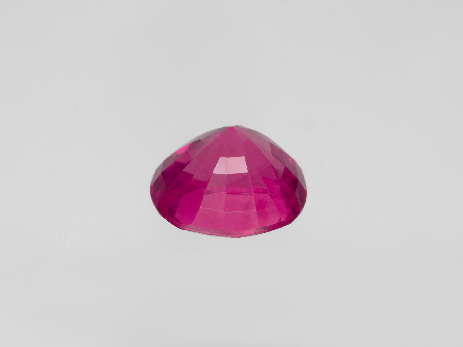 8800942-oval-lively-vivid-pinkish-red-grs-burma-natural-ruby-3.94-ct