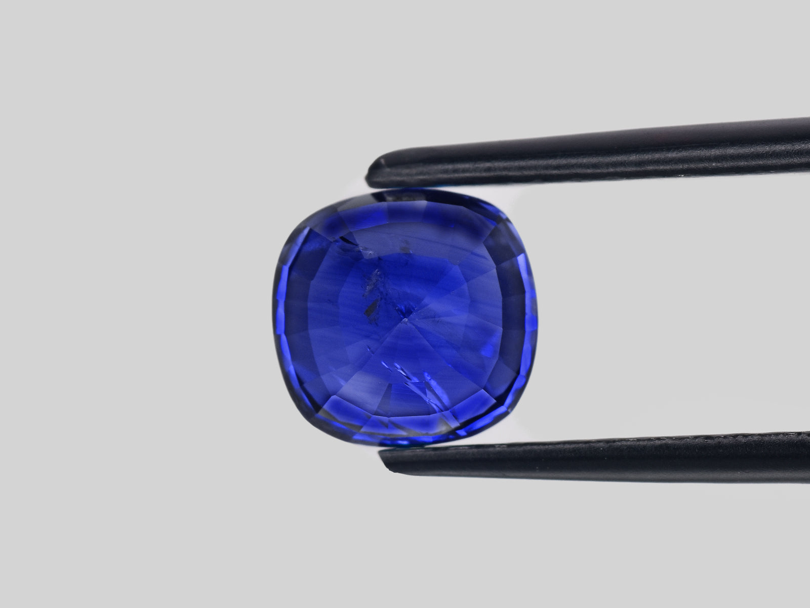 8801157-cushion-fiery-vivid-royal-blue-gia-grs-madagascar-natural-blue-sapphire-3.18-ct