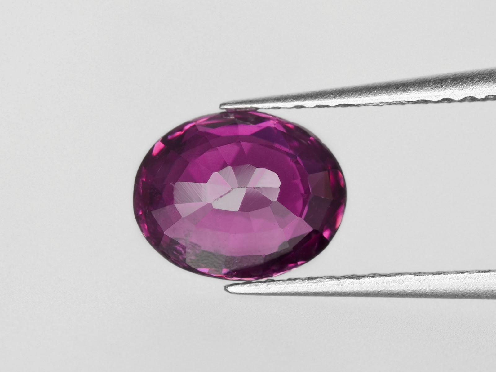 8800490-oval-deep-magenta-red-gii-madagascar-natural-ruby-1.38-ct