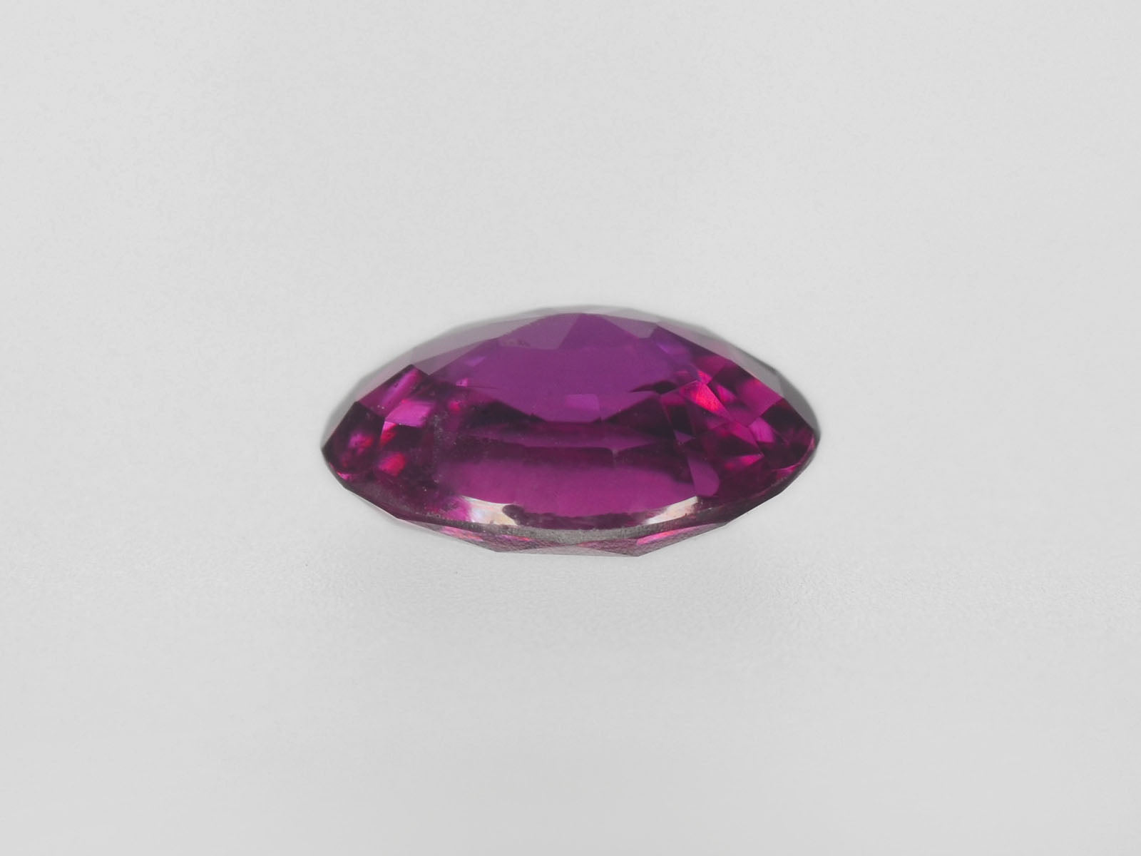 8800490-oval-deep-magenta-red-gii-madagascar-natural-ruby-1.38-ct