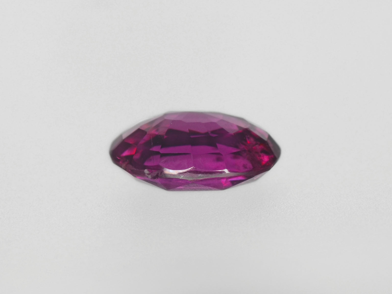 8800490-oval-deep-magenta-red-gii-madagascar-natural-ruby-1.38-ct
