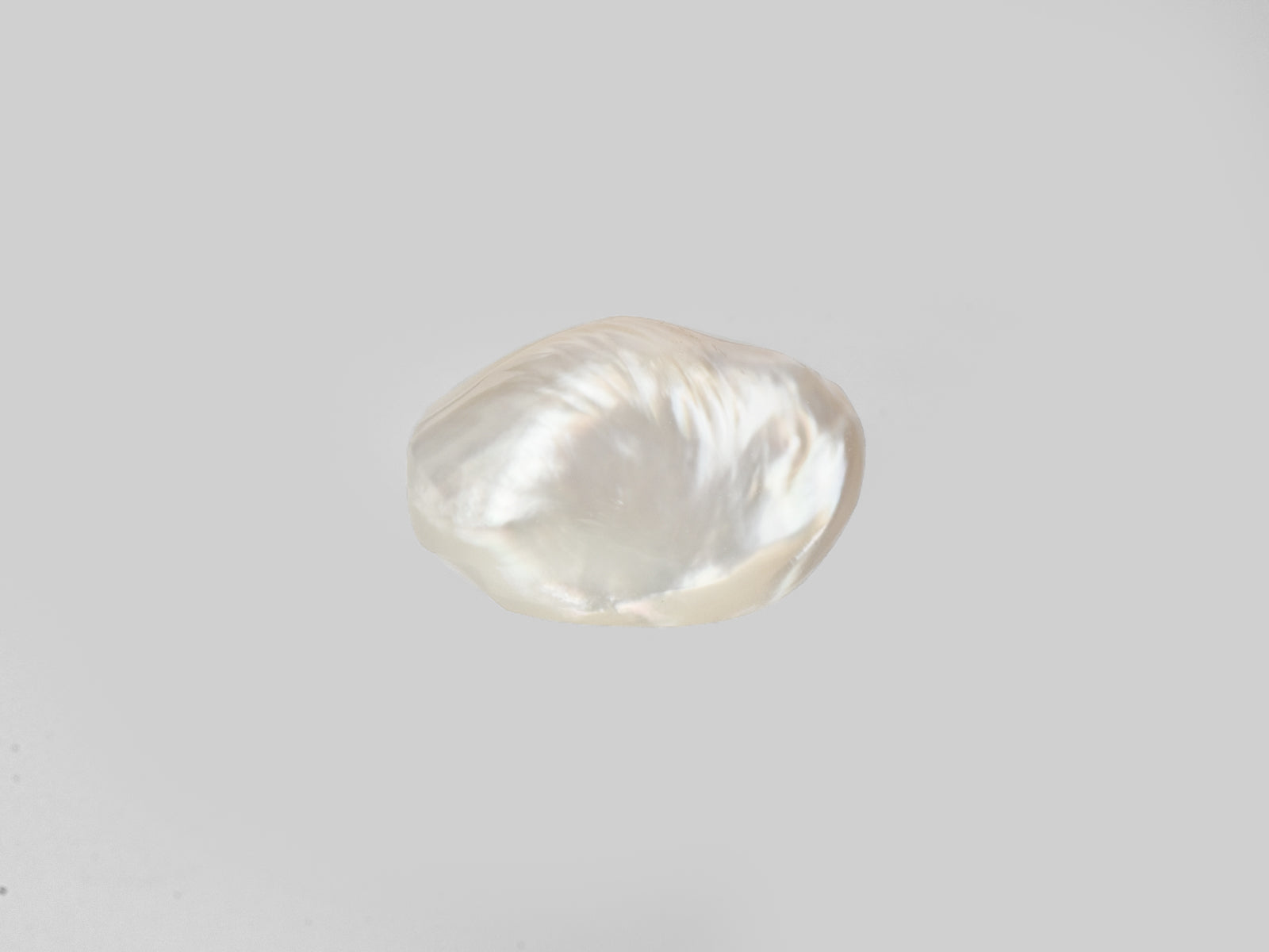 8801076-cabochon-creamy-white-with-a-golden-sheen-venezuela-natural-pearl-3.26-ct