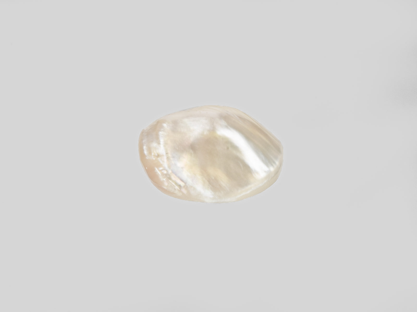 8801076-cabochon-creamy-white-with-a-golden-sheen-venezuela-natural-pearl-3.26-ct