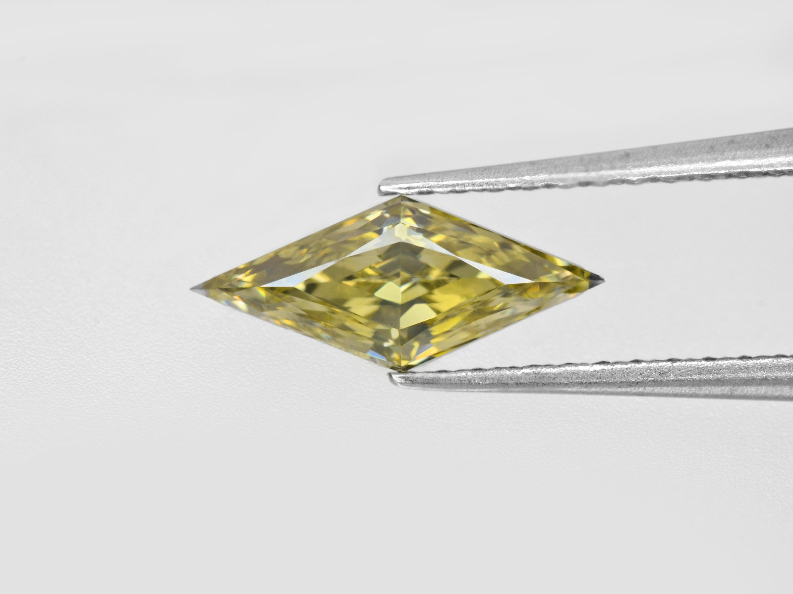 8800845-fancy-natural-fancy-greenish-yellow-chameleon-effect-igi-south-africa-natural-fancy-color-diamond-0.53-ct