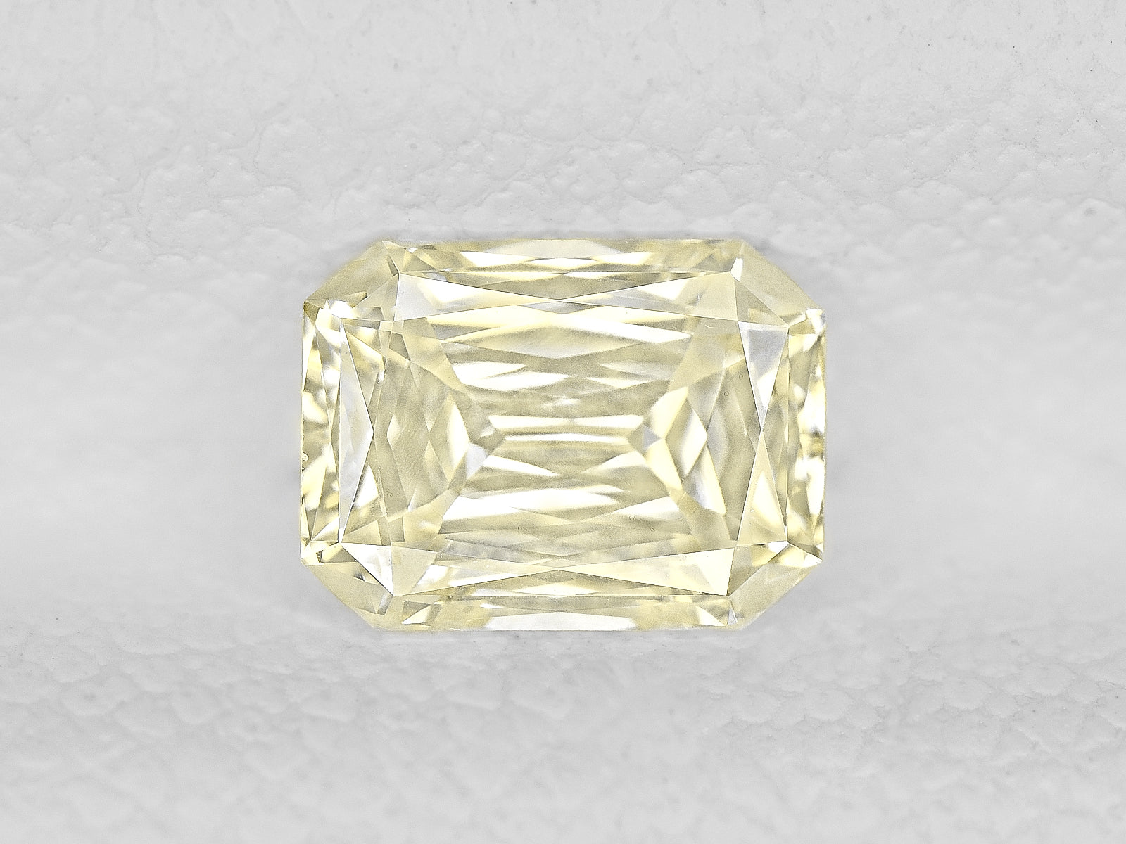 8801792-octagonal-"k"-on-a-scale-of-"d"-to-"z"-igi-south-africa-natural-white-diamond-0.59-ct