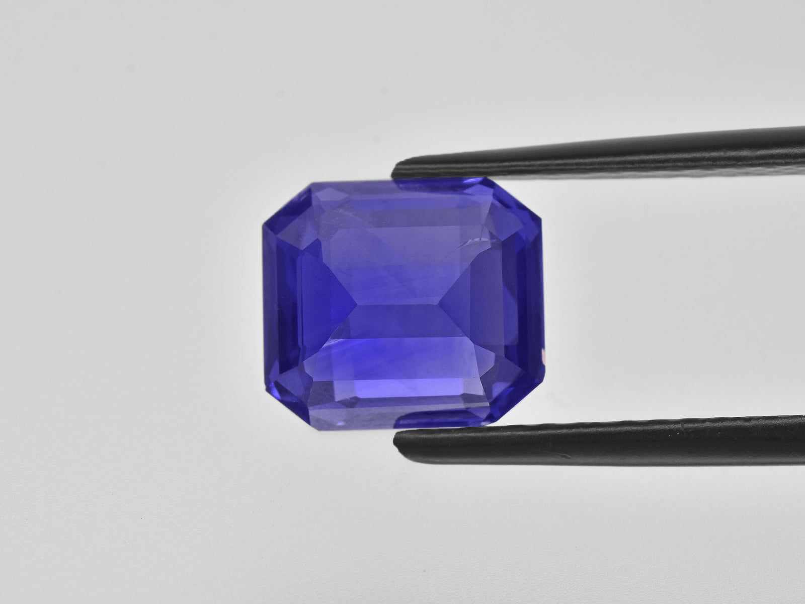 8801155-octagonal-vivid-violetish-blue-changing-to-intense-violet-gia-madagascar-natural-color-change-sapphire-5.21-ct