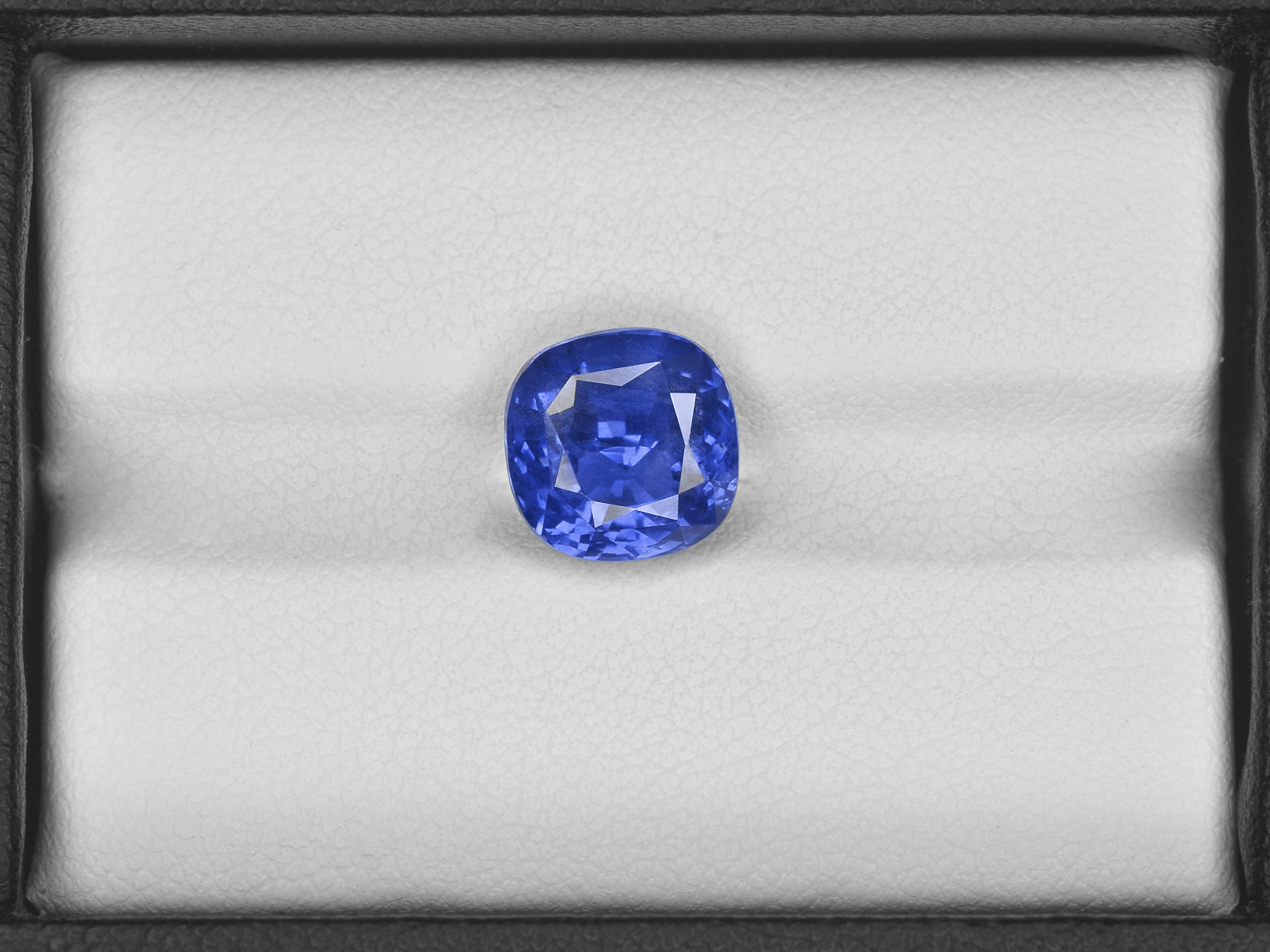 8801522-cushion-lustrous-cornflower-blue-grs-sri-lanka-natural-blue-sapphire-5.45-ct