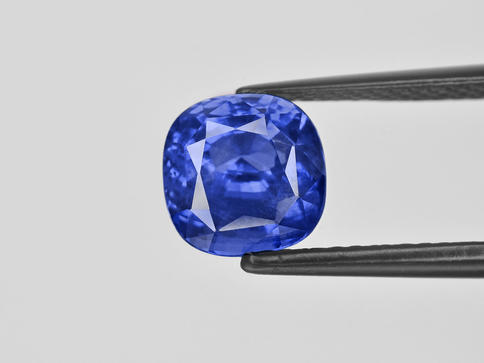 8801522-cushion-lustrous-cornflower-blue-grs-sri-lanka-natural-blue-sapphire-5.45-ct