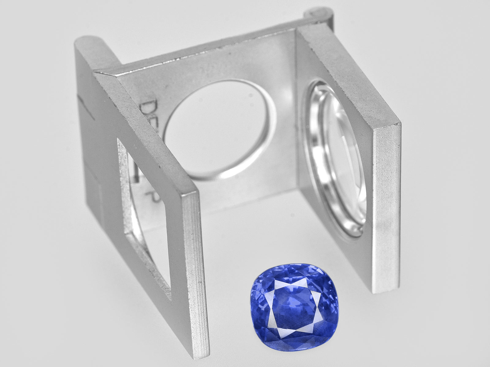 8801522-cushion-lustrous-cornflower-blue-grs-sri-lanka-natural-blue-sapphire-5.45-ct