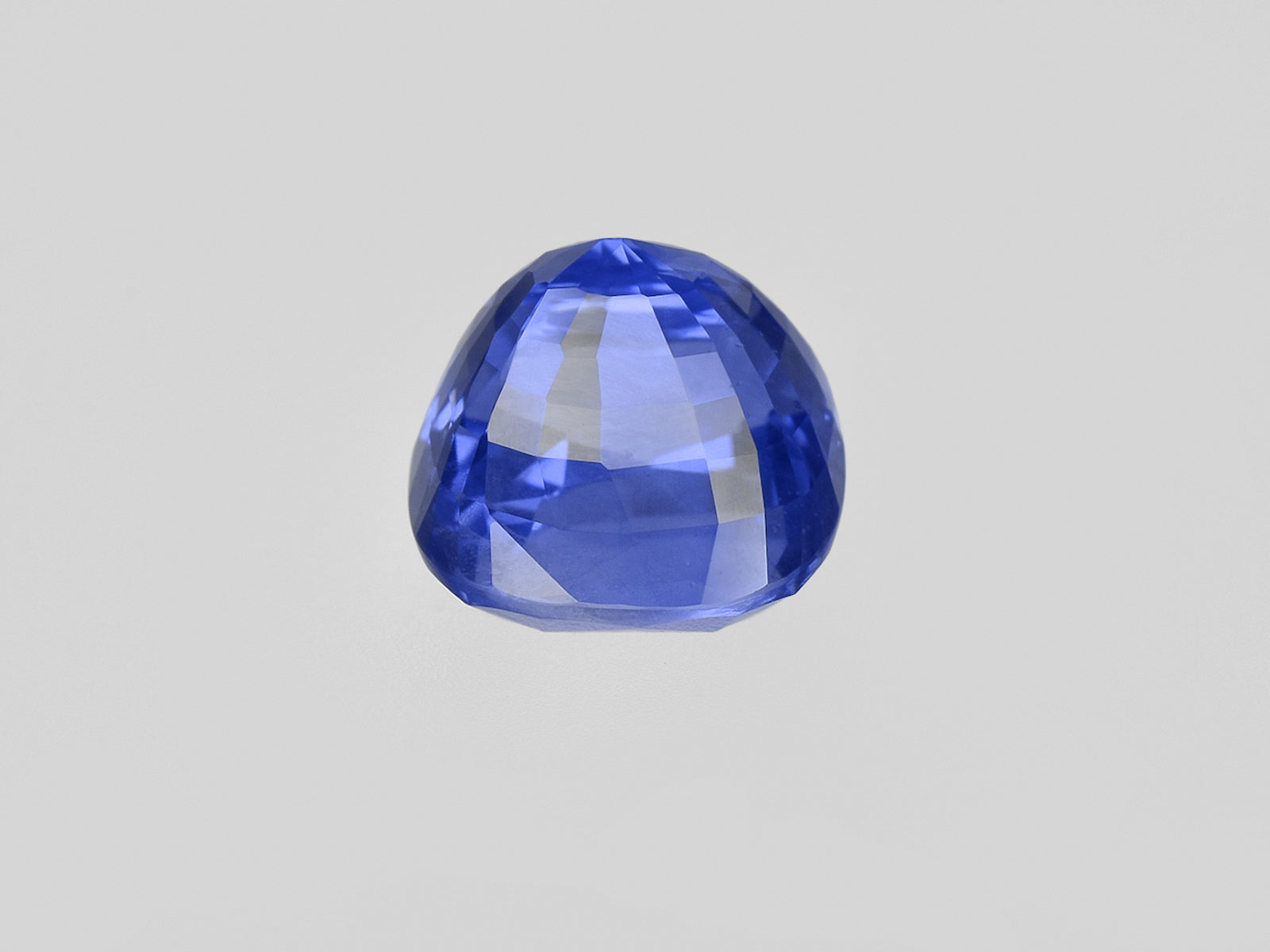 8801522-cushion-lustrous-cornflower-blue-grs-sri-lanka-natural-blue-sapphire-5.45-ct