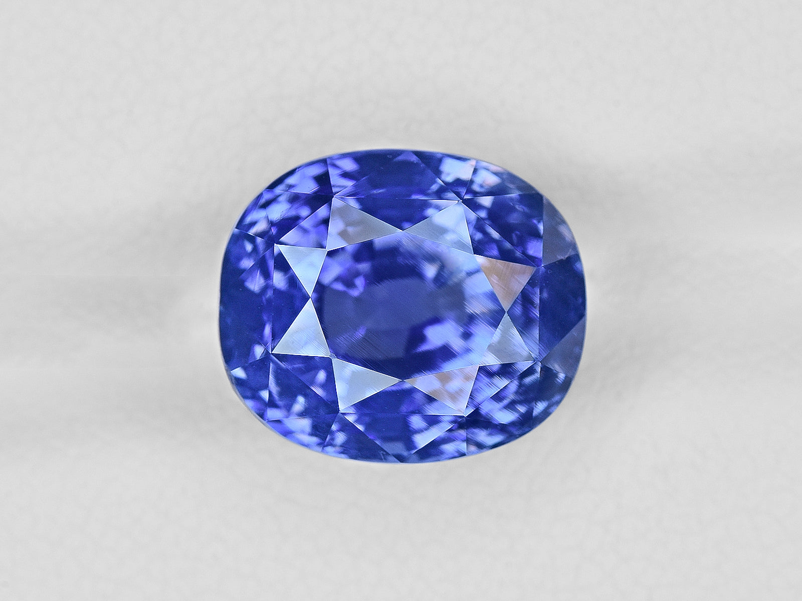 8801521-oval-fiery-vivid-cornflower-blue-grs-sri-lanka-natural-blue-sapphire-8.67-ct