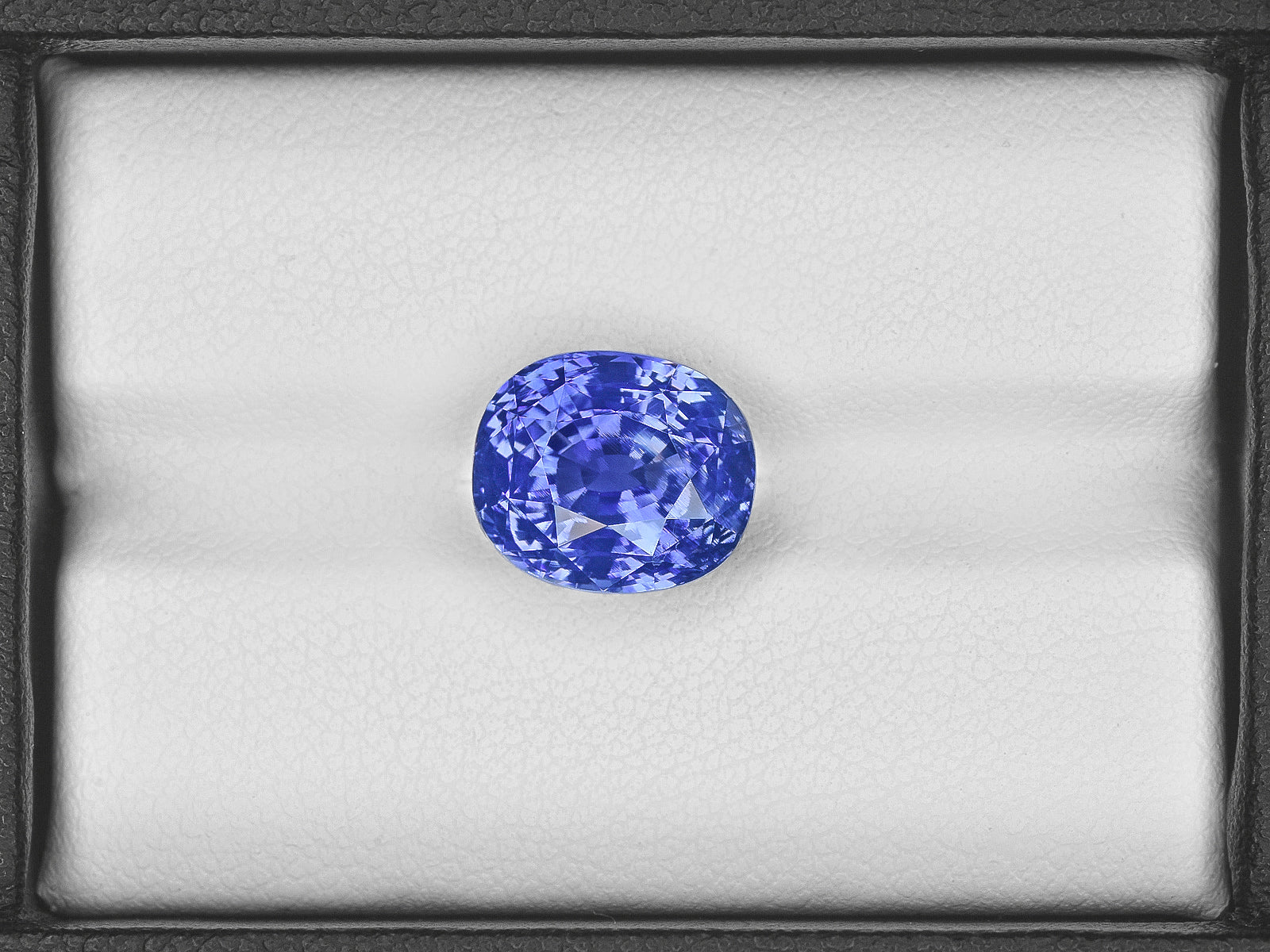 8801521-oval-fiery-vivid-cornflower-blue-grs-sri-lanka-natural-blue-sapphire-8.67-ct
