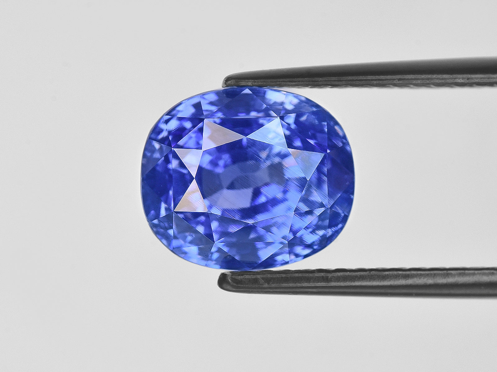 8801521-oval-fiery-vivid-cornflower-blue-grs-sri-lanka-natural-blue-sapphire-8.67-ct