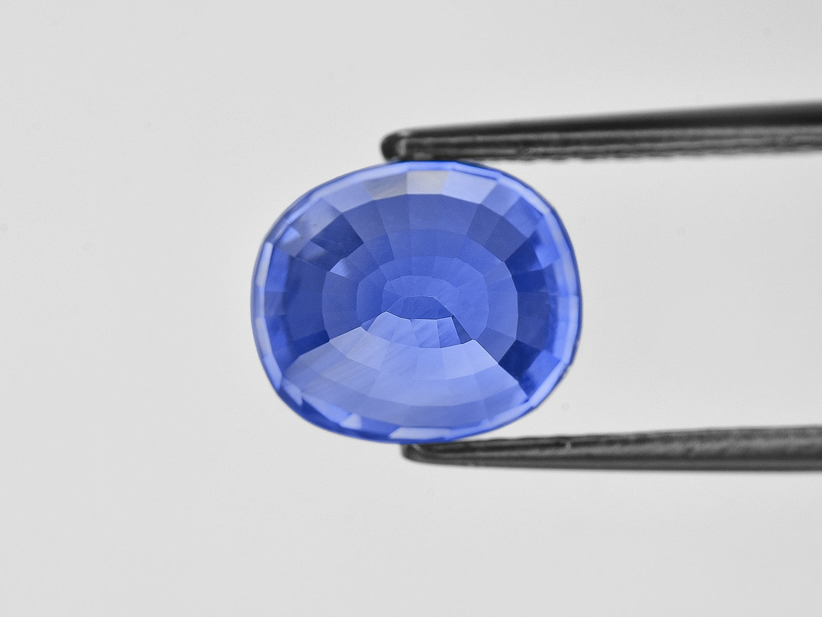 8801521-oval-fiery-vivid-cornflower-blue-grs-sri-lanka-natural-blue-sapphire-8.67-ct