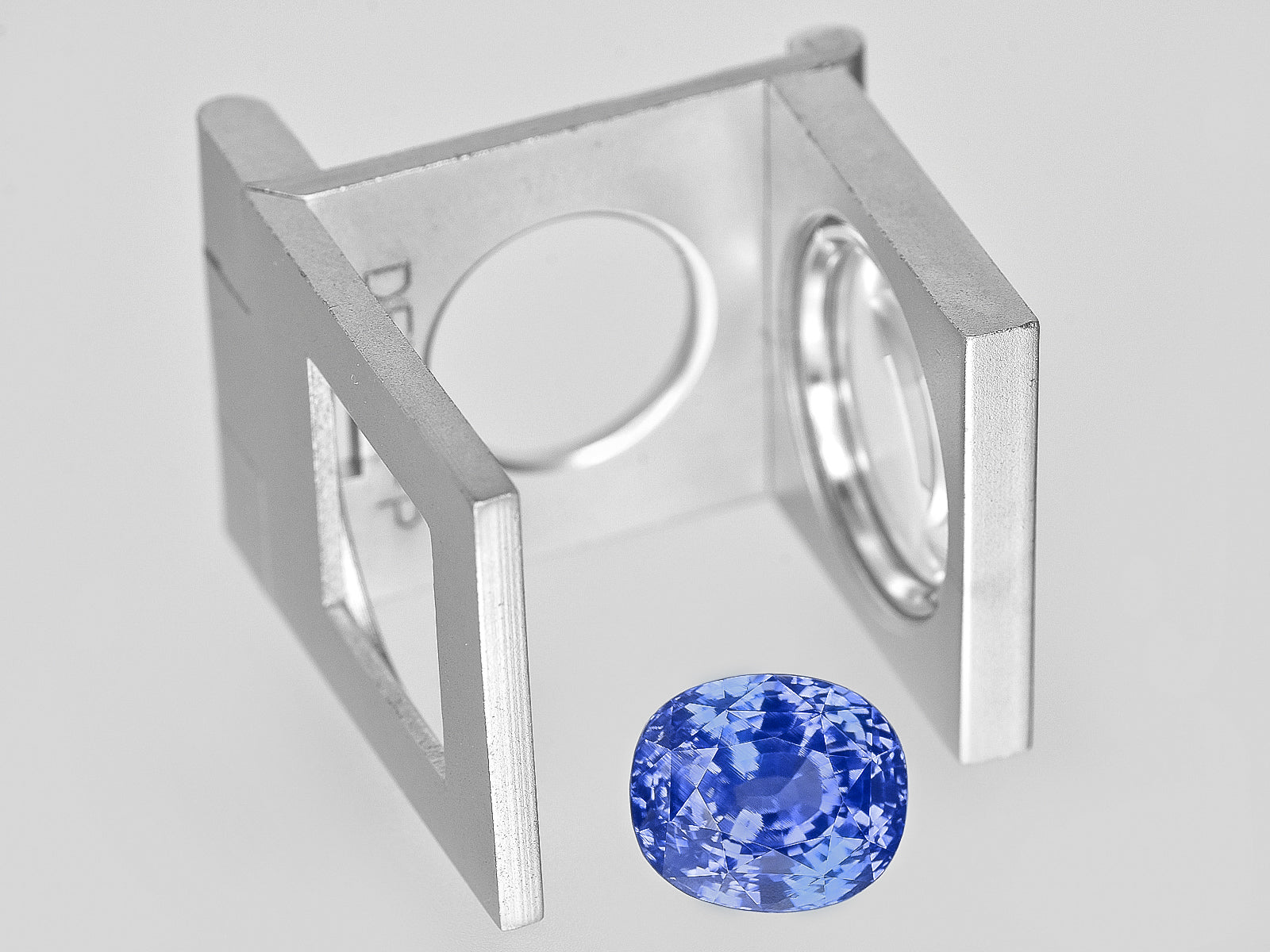 8801521-oval-fiery-vivid-cornflower-blue-grs-sri-lanka-natural-blue-sapphire-8.67-ct