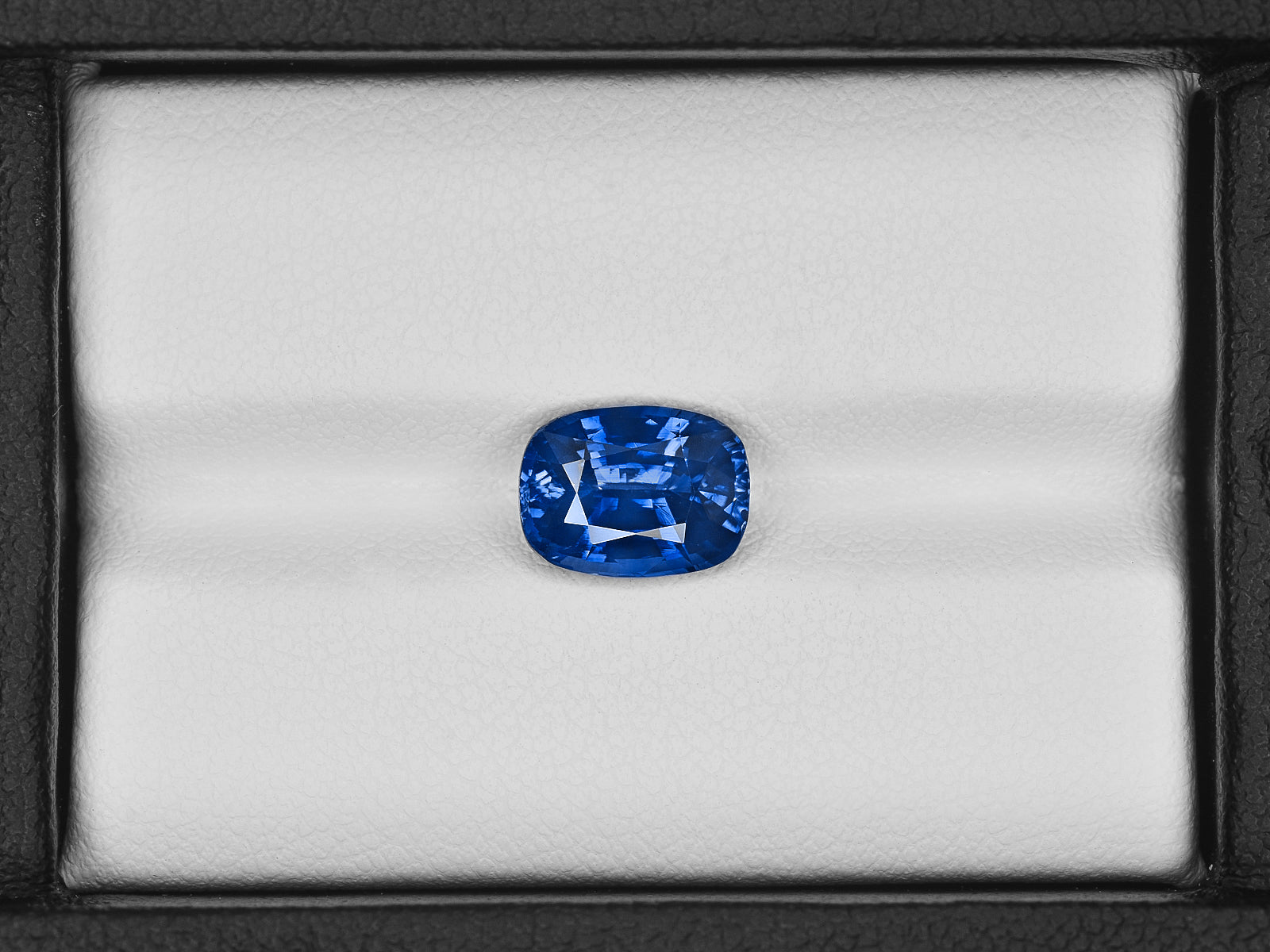 8801876-cushion-fiery-intense-royal-blue-gia-igi-kashmir-natural-blue-sapphire-3.51-ct
