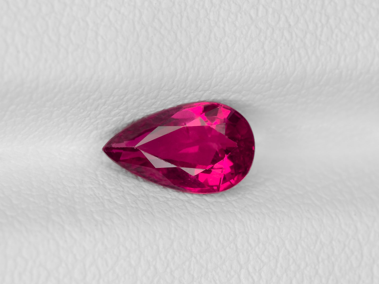 8800376-pear-lustrous-pinkish-red-igi-mozambique-natural-ruby-1.06-ct