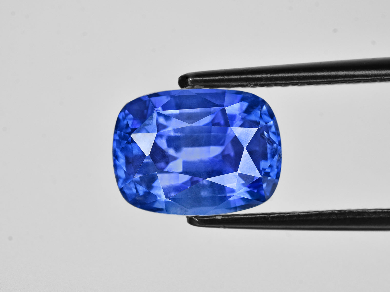 8802071-cushion-velvety-cornflower-blue-grs-sri-lanka-natural-blue-sapphire-5.46-ct