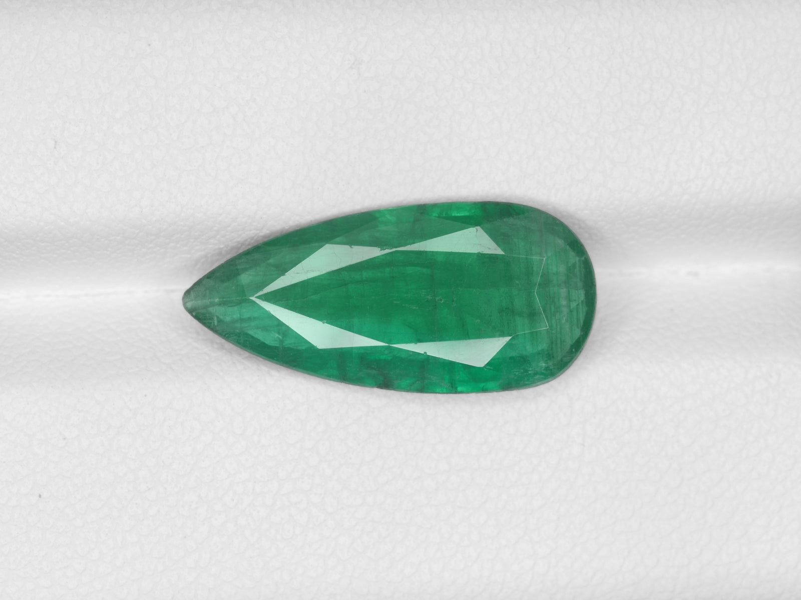 8800562-pear-leaf-green-zambia-natural-emerald-4.49-ct