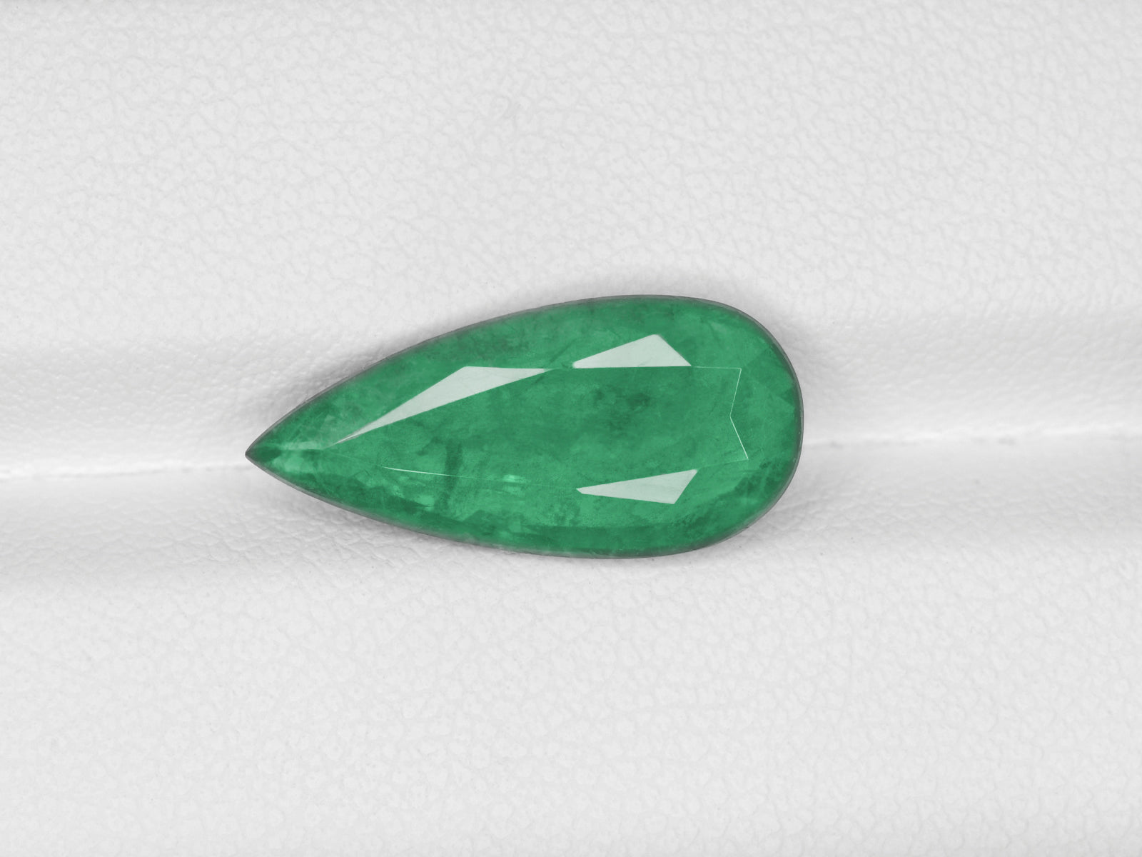 8800563-pear-leaf-green-zambia-natural-emerald-4.30-ct