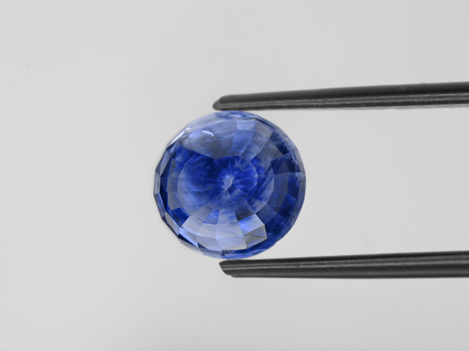 8800916-round-lustrous-intense-blue-gia-kashmir-natural-blue-sapphire-7.21-ct