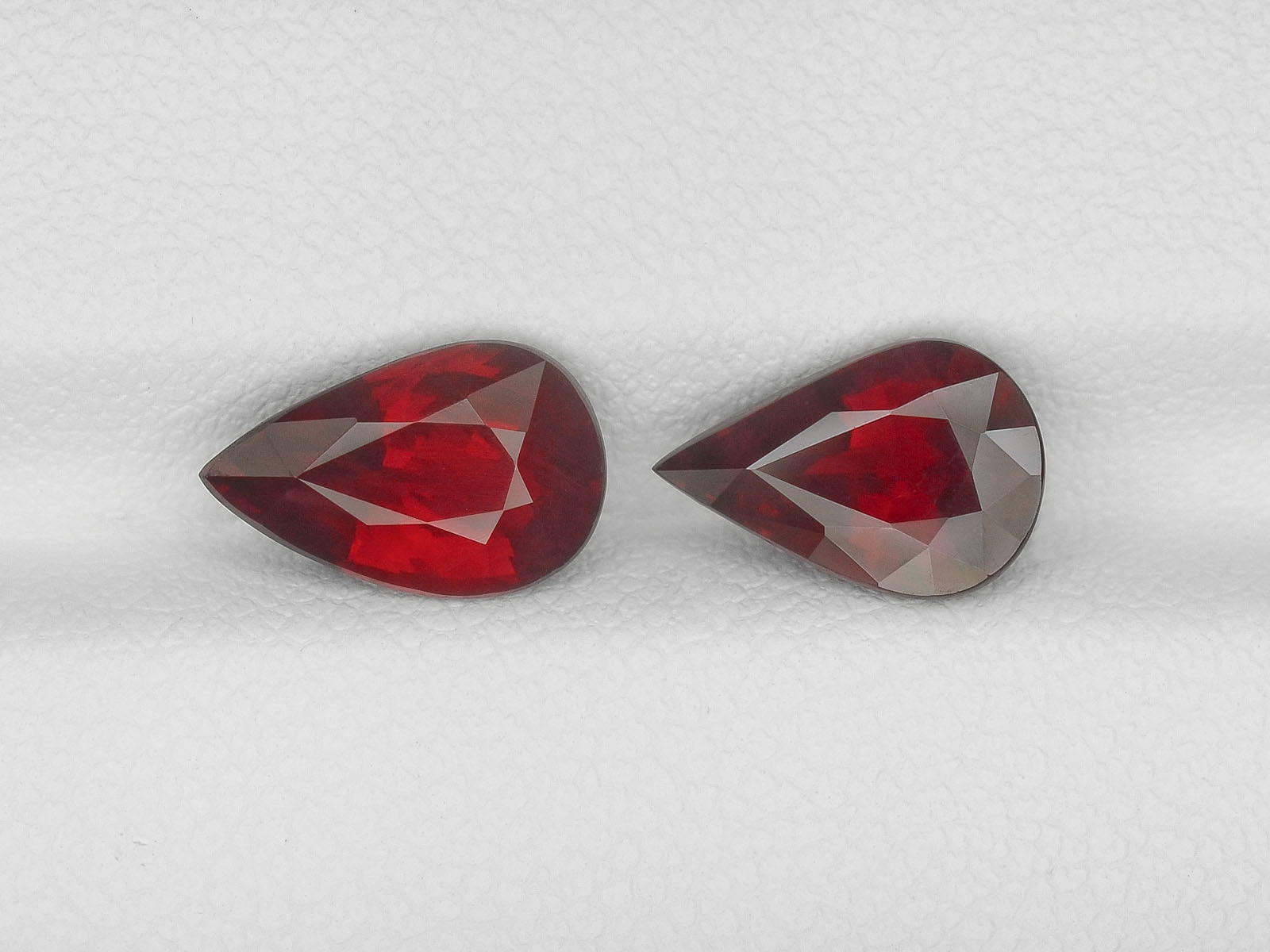 8800007-pear-intense-pigeon-blood-red-grs-mozambique-natural-ruby-4.11-ct