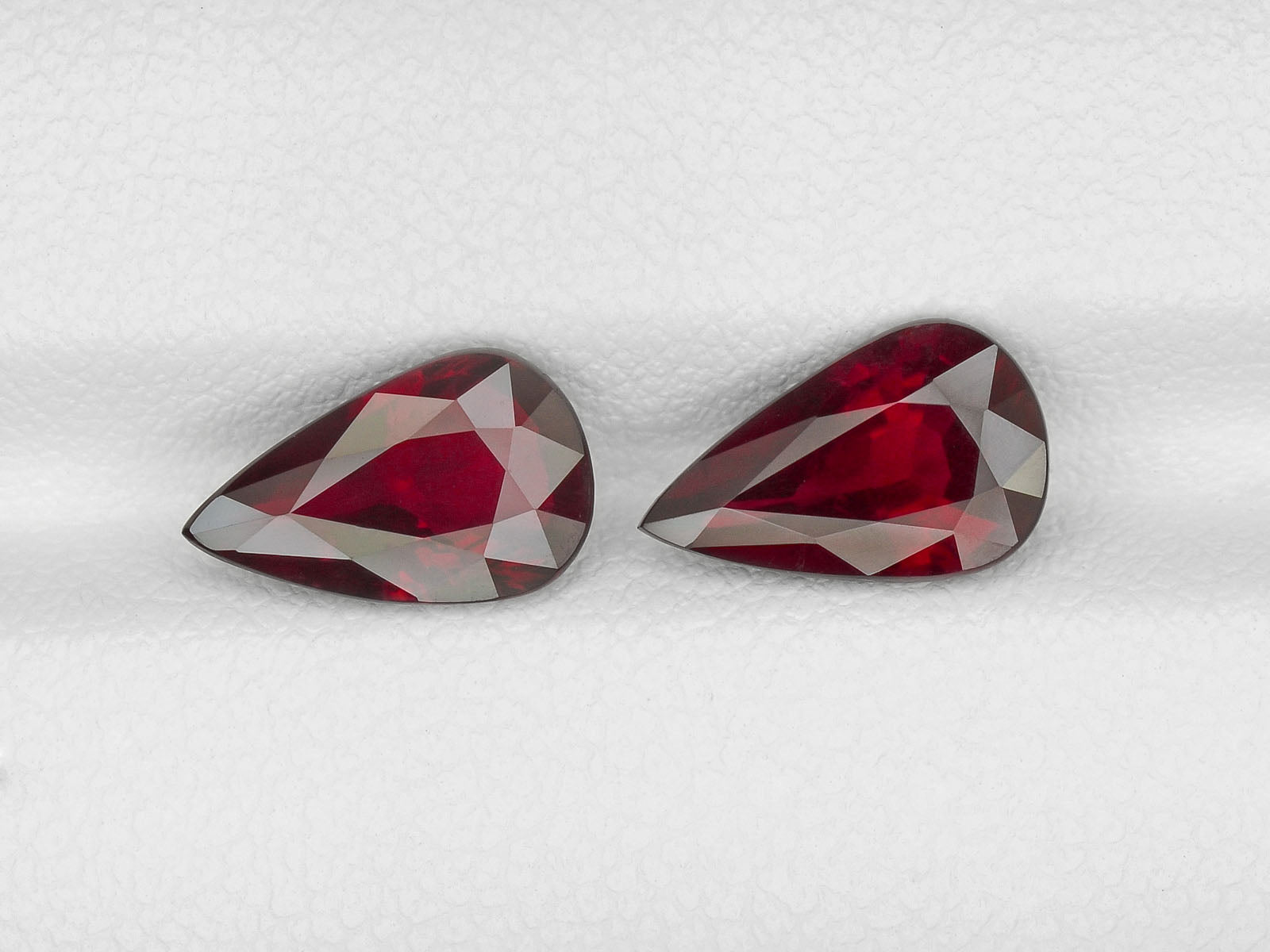 8800010-pear-deep-pigeon-blood-red-grs-mozambique-natural-ruby-4.07-ct