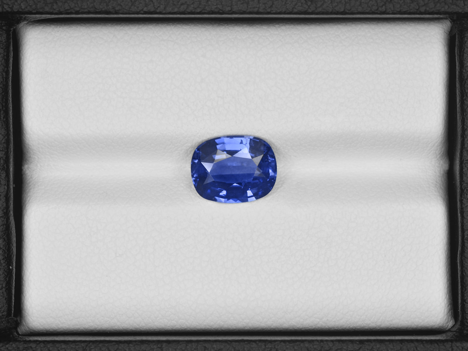 8801160-cushion-velvety-cornflower-blue-gia-madagascar-natural-blue-sapphire-2.33-ct
