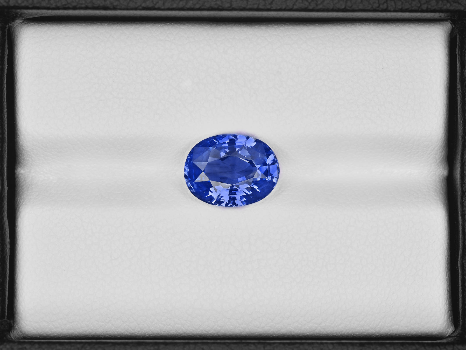 8801162-oval-lustrous-cornflower-blue-gia-madagascar-natural-blue-sapphire-3.14-ct
