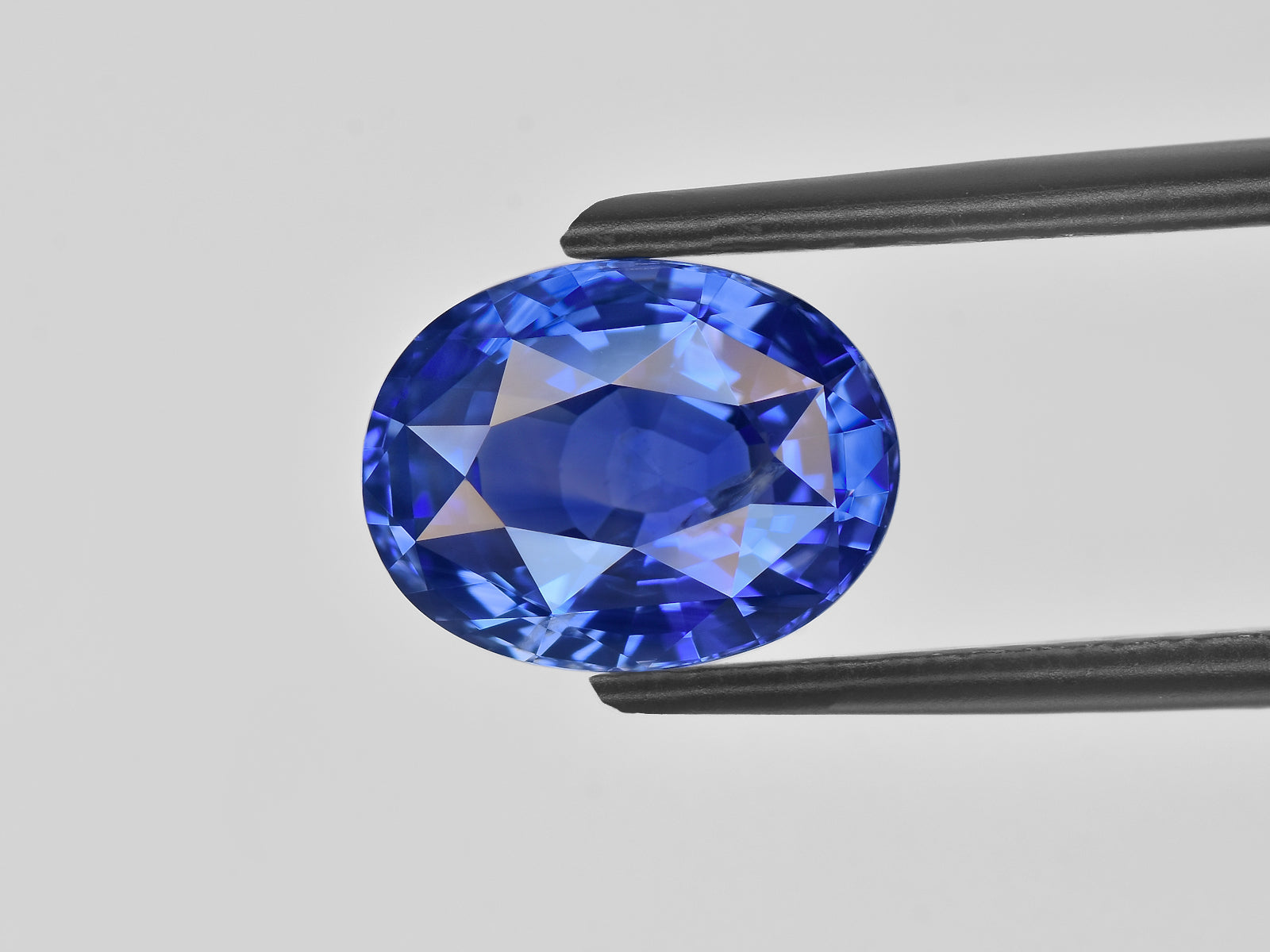 8801162-oval-lustrous-cornflower-blue-gia-madagascar-natural-blue-sapphire-3.14-ct