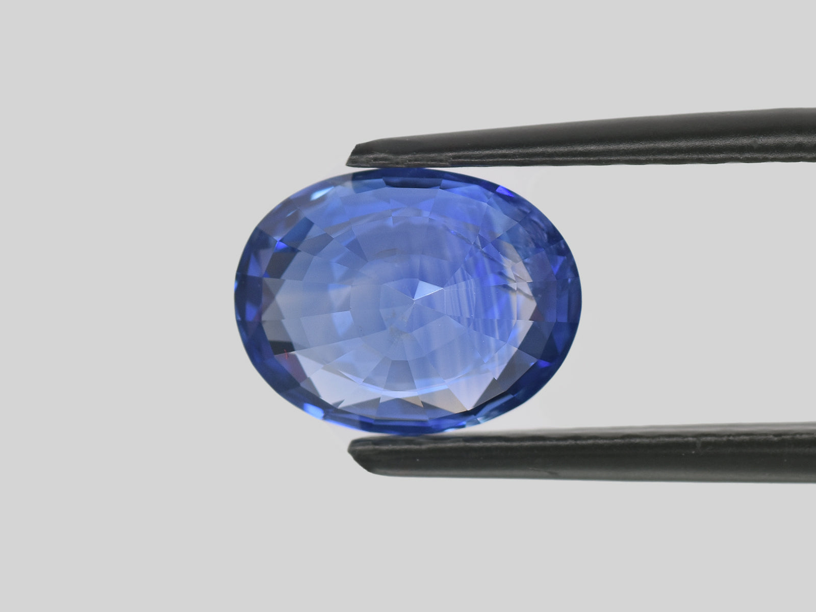 8801162-oval-lustrous-cornflower-blue-gia-madagascar-natural-blue-sapphire-3.14-ct