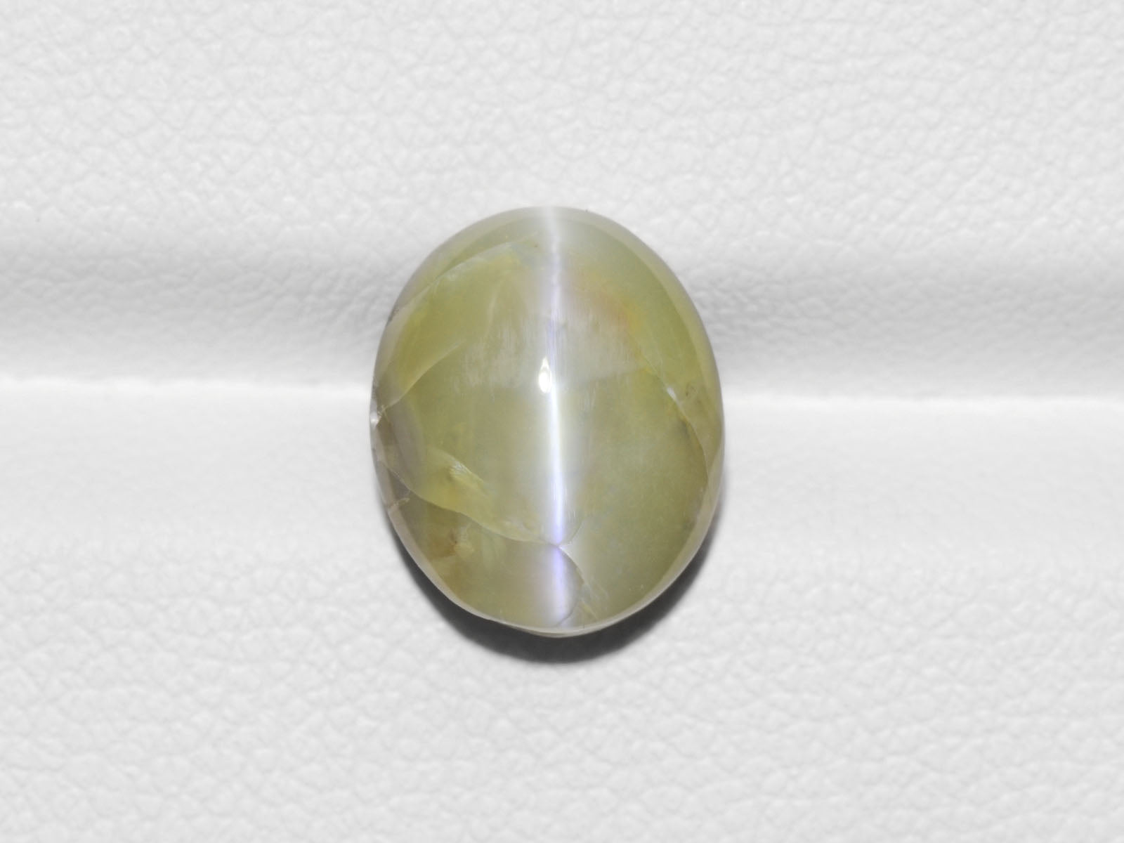 8800317-cabochon-soft-yellowish-green-igi-india-natural-chrysoberyl-cat's-eye-5.61-ct