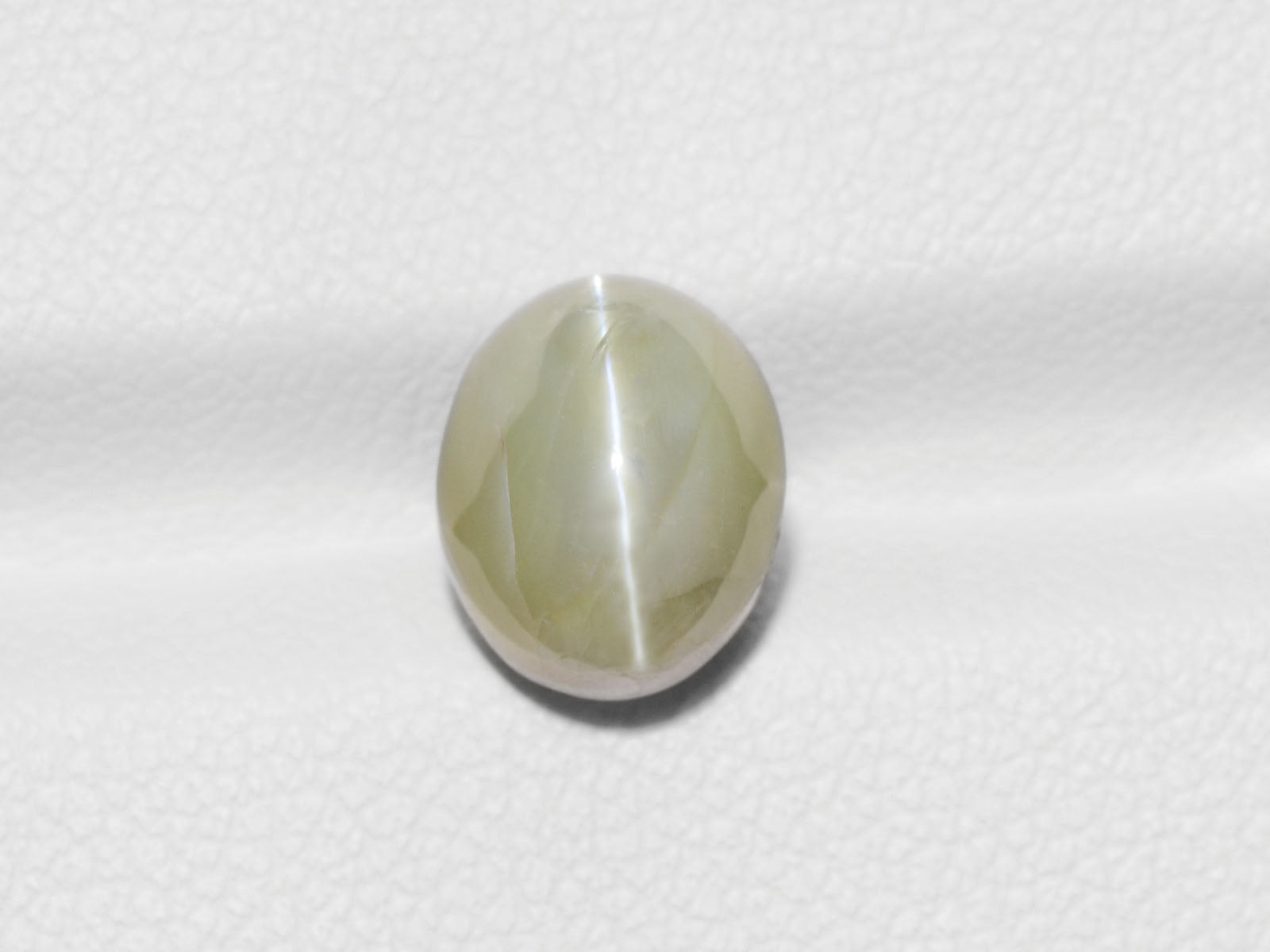 8800318-cabochon-soft-yellowish-green-igi-india-natural-chrysoberyl-cat's-eye-5.10-ct