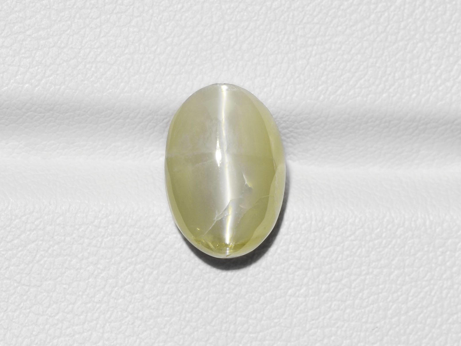 8800319-cabochon-yellowish-green-igi-india-natural-chrysoberyl-cat's-eye-7.57-ct