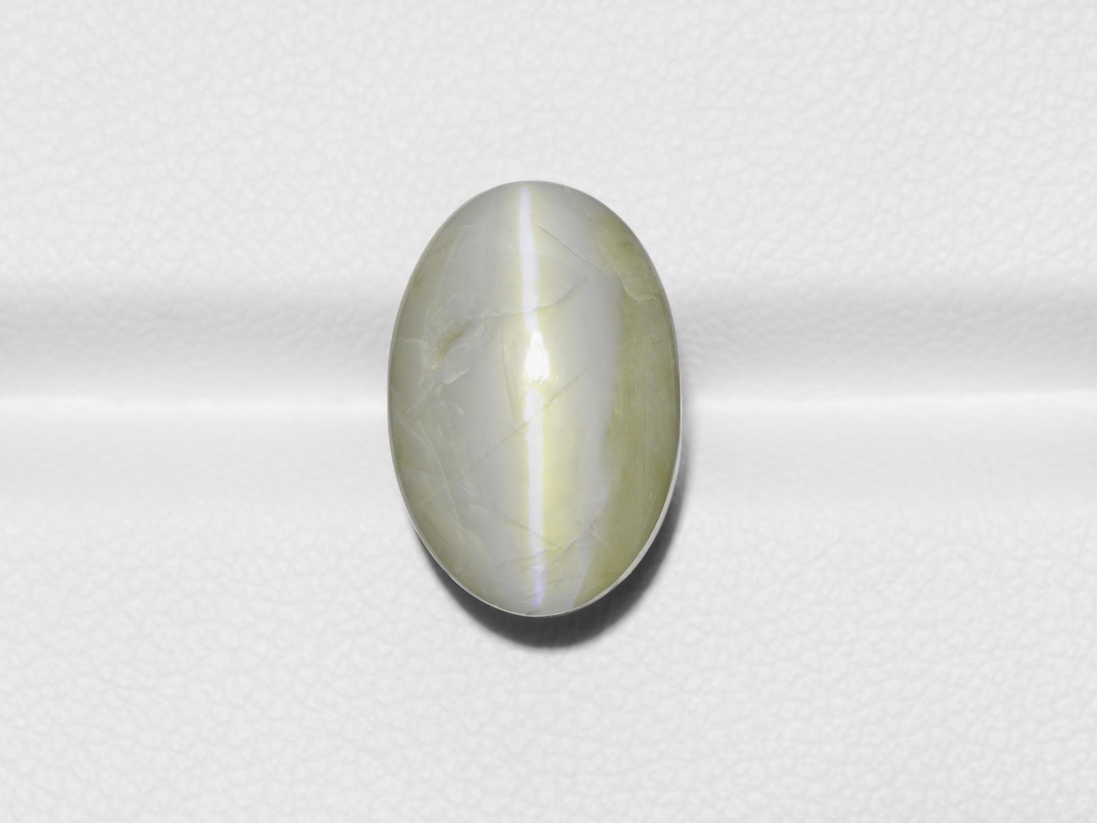 8800320-cabochon-soft-greyish-green-igi-india-natural-chrysoberyl-cat's-eye-13.86-ct
