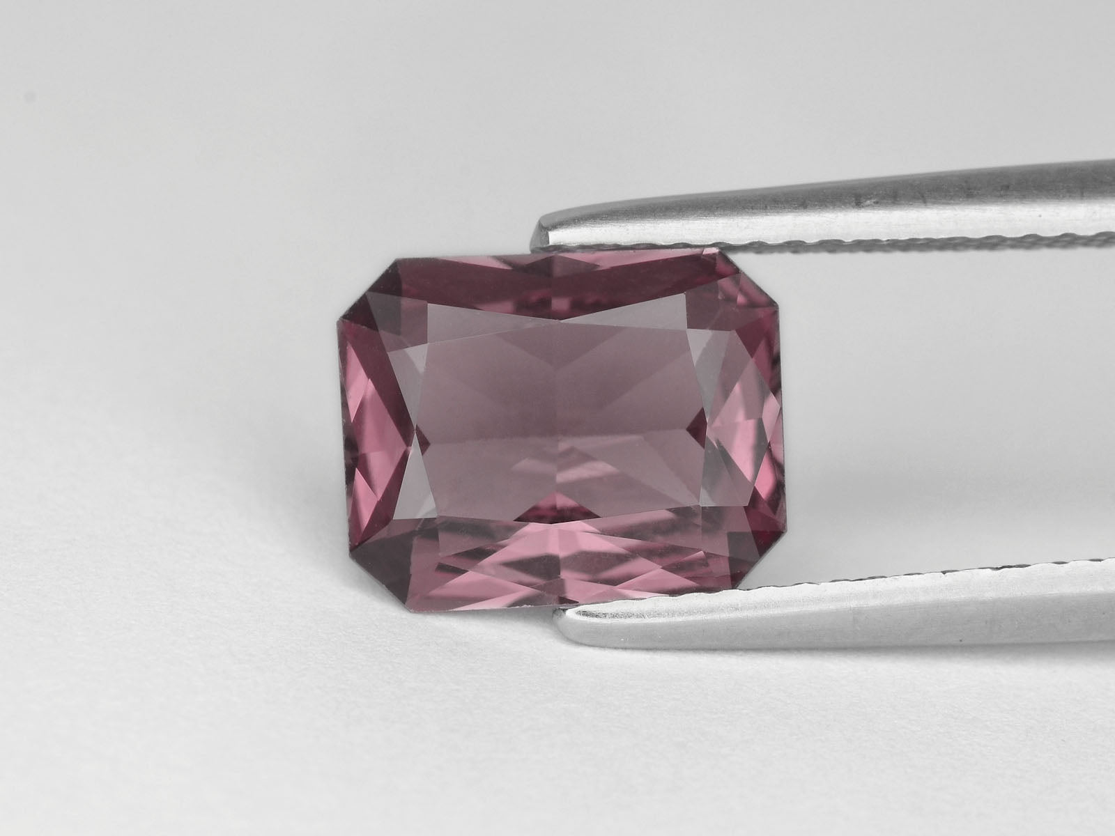8800017-octagonal-intense-purplish-pink-igi-sri-lanka-natural-spinel-3.03-ct