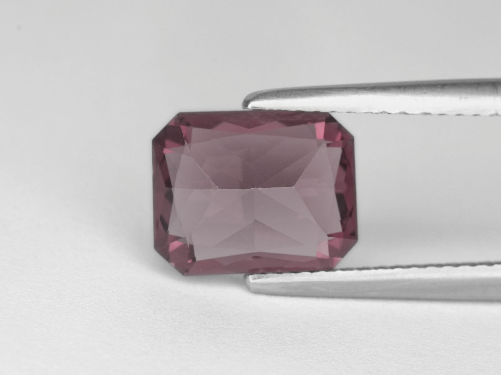 8800017-octagonal-intense-purplish-pink-igi-sri-lanka-natural-spinel-3.03-ct