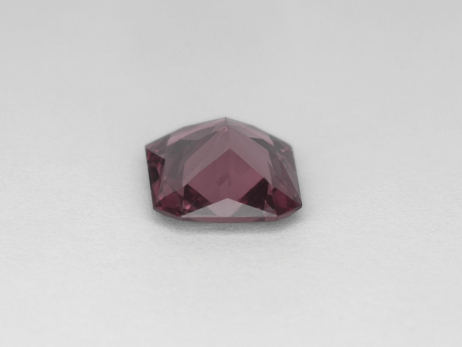 8800017-octagonal-intense-purplish-pink-igi-sri-lanka-natural-spinel-3.03-ct