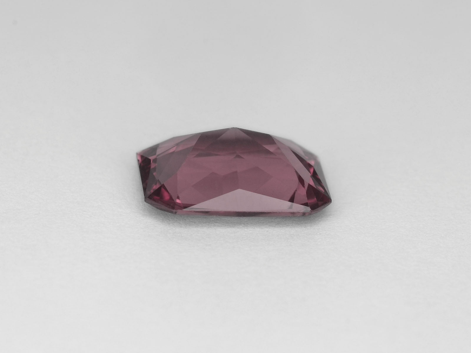 8800017-octagonal-intense-purplish-pink-igi-sri-lanka-natural-spinel-3.03-ct