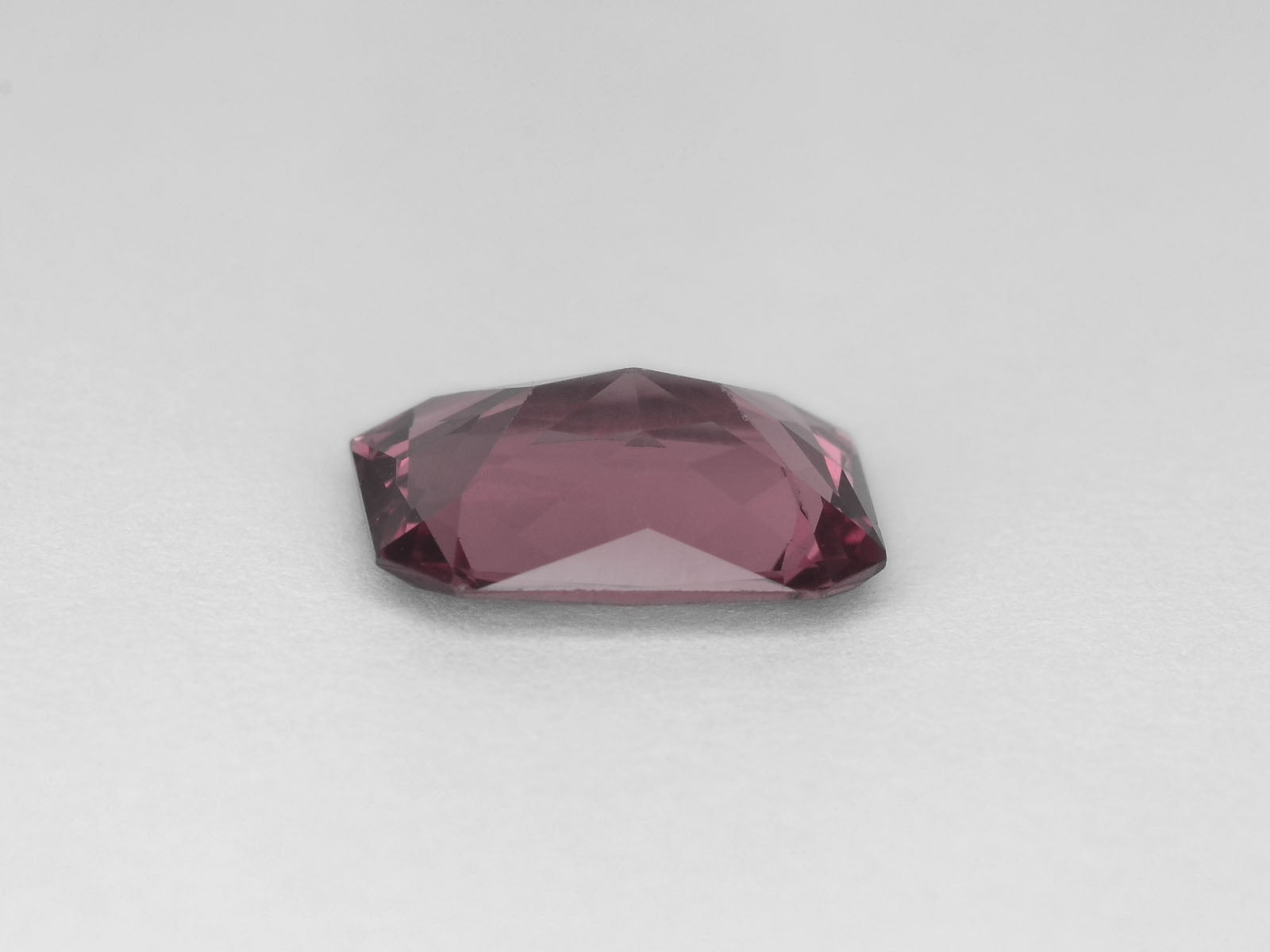 8800017-octagonal-intense-purplish-pink-igi-sri-lanka-natural-spinel-3.03-ct