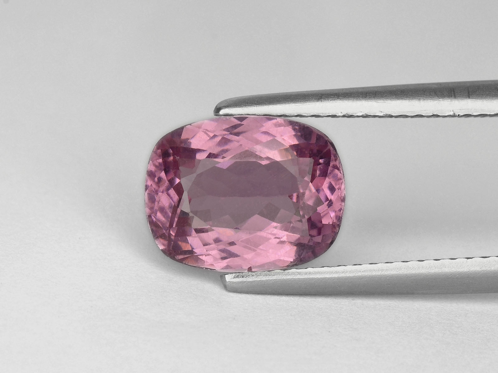 8800029-oval-lustrous-pink-igi-sri-lanka-natural-spinel-3.99-ct