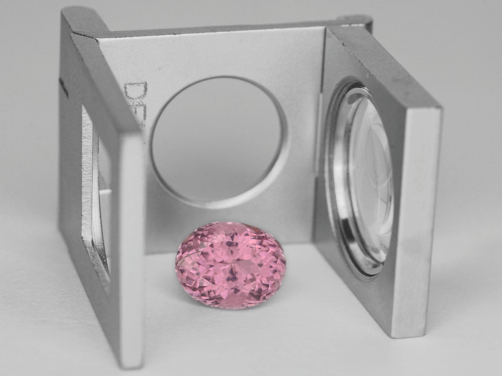 8800050-oval-lustrous-pastel-pink-igi-sri-lanka-natural-spinel-3.28-ct