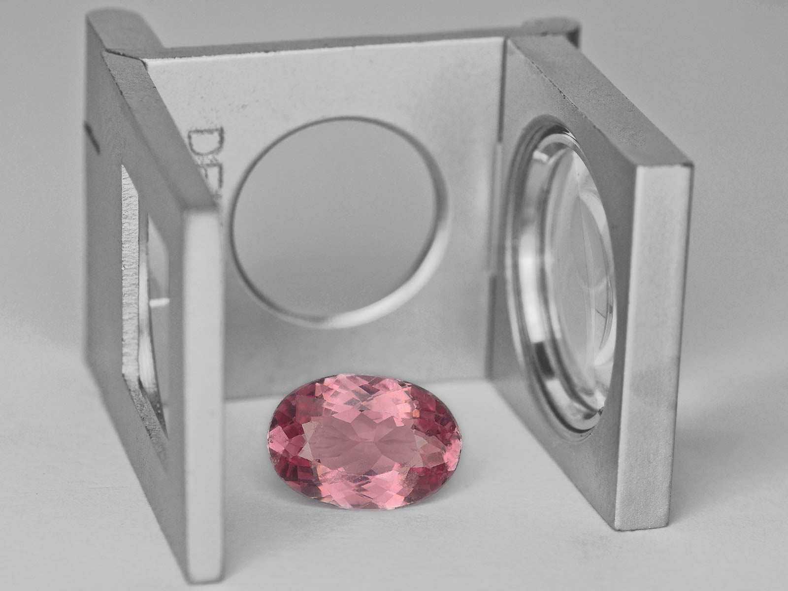 8800052-oval-lustrous-pastel-pink-igi-sri-lanka-natural-spinel-2.54-ct